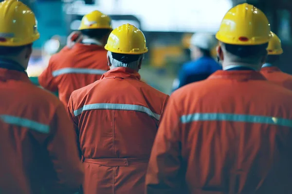 Groep Van Werknemers Helmen Fabriek Uitzicht Vanaf Achterkant — Stockfoto
