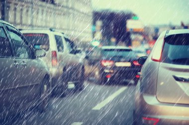 Kış karayolu, mevsimlik otomatik kavramı üzerinde trafik bulanık görünüm