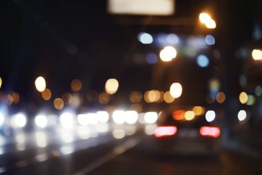 gece otoyolda trafik bulanık görünüm