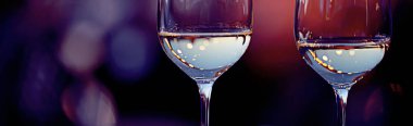 «Ana sayfa» kavramı alkol, şarap cam / bardak şarap dar uzun yatay arka plan, güzel bir bardak şarap