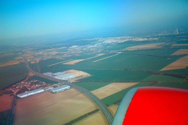 Hava görünümünü arazi ve uçağın kanat, bir uçak, hava taşımacılığı kavramı kabin görüntülemek