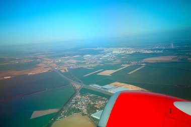 Hava görünümünü arazi ve uçağın kanat, bir uçak, hava taşımacılığı kavramı kabin görüntülemek