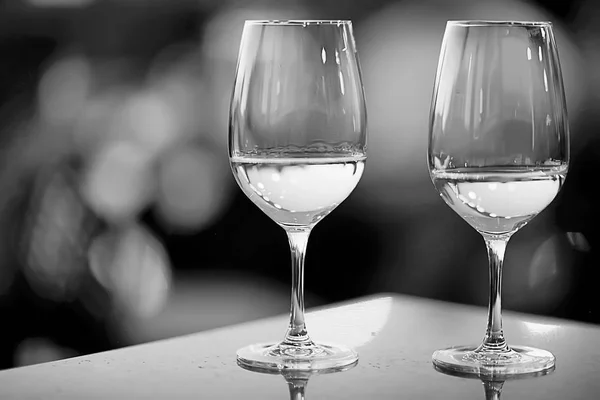 Svart Och Vitt Vin Glas Koncept Alkohol Glas Glasögon Med — Stockfoto