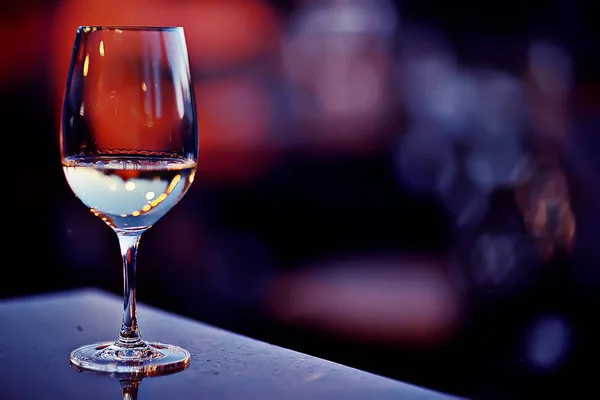 Glas Weißwein Auf Dem Tisch Restaurant — Stockfoto