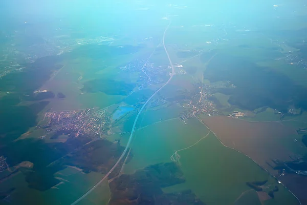 空撮土地および航空機の翼の空気輸送の概念 飛行機のキャビンからの眺め — ストック写真