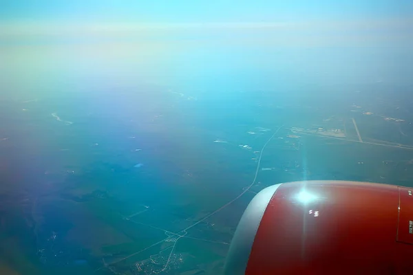 Luchtfoto Van Land Vleugel Van Het Vliegtuig Uitzicht Vanuit Cabine — Stockfoto