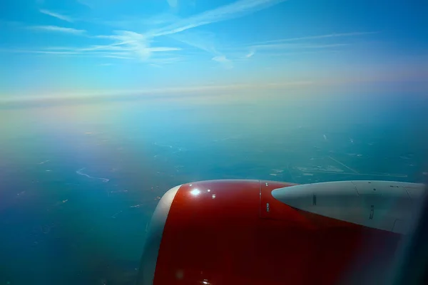 Luchtfoto Van Land Vleugel Van Het Vliegtuig Uitzicht Vanuit Cabine — Stockfoto