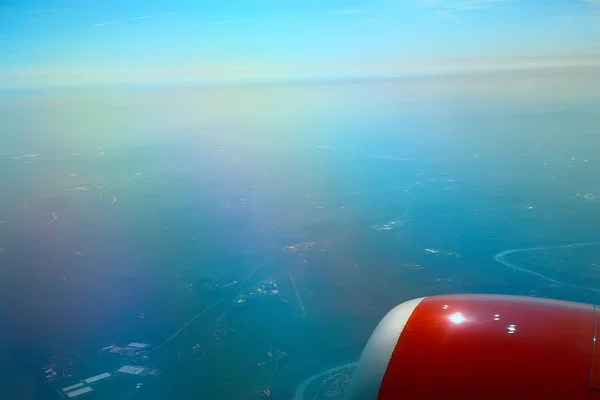 Luchtfoto Van Land Vleugel Van Het Vliegtuig Uitzicht Vanuit Cabine — Stockfoto