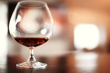 kırmızı şarap bir bardak bir kafede sıçramasına