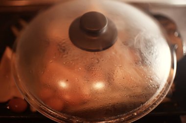 bir tavada lezzetli ızgara sebze