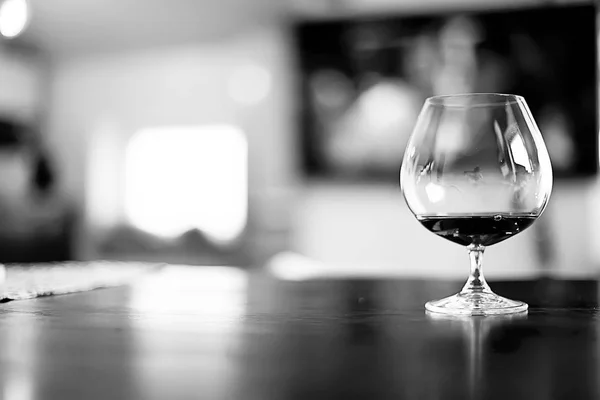 Copa Vino Blanco Negro Alcohol Concepto Copas Vidrio Con Vino — Foto de Stock
