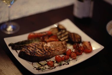 ızgara somon, deniz ürünleri ve sebze, Akdeniz diyeti