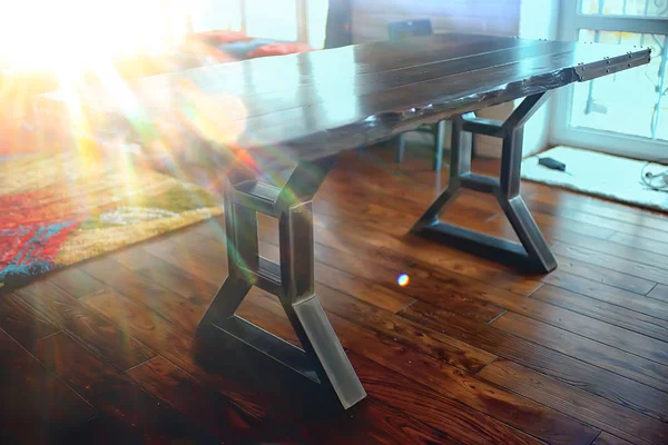 ロフト スタイルで 高齢者の木および金属のテーブル デザイン木製テーブル — ストック写真