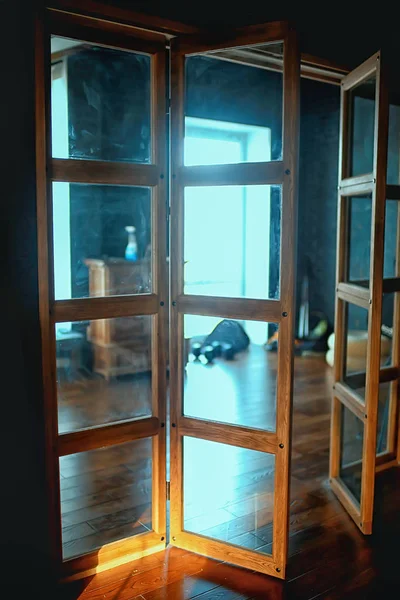家の内装 パーティション ガラスのドア — ストック写真
