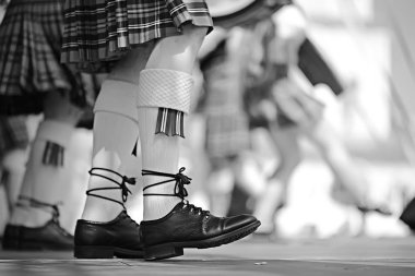 İskoç etekler, St Patrick's Day, erkekler için tatil kostümleri İskoç Ulusal Orkestrası çalış ayaklarda