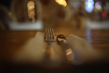 Restoran, çatal ve bıçak / bıçak ve çatal bir kafede masada Restoran Servis bir tabloyla iç görünümünü