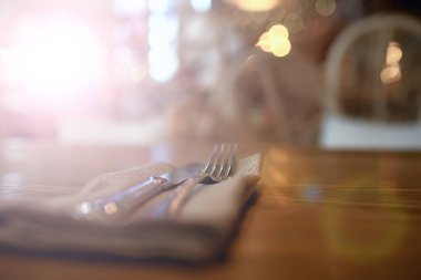 Restoran, çatal ve bıçak / bıçak ve çatal bir kafede masada Restoran Servis bir tabloyla iç görünümünü