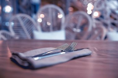 Restoran, çatal ve bıçak / bıçak ve çatal bir kafede masada Restoran Servis bir tabloyla iç görünümünü