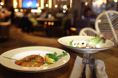 Restoran, çatal ve bıçak / bıçak ve çatal bir kafede masada Restoran Servis bir tabloyla iç görünümünü