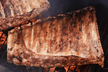 Domuz kaburga kömürlerin yemek ızgara / taze et domuz eti pişmiş kömür, yaz ev pişmiş yemek, ızgara kaburga