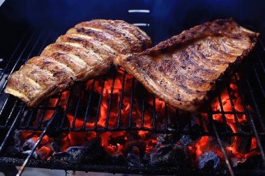 Domuz kaburga kömürlerin yemek ızgara / taze et domuz eti pişmiş kömür, yaz ev pişmiş yemek, ızgara kaburga