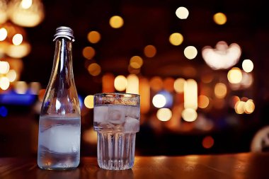 şişe ve bardak soğuk açık su Restoran 