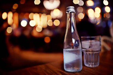 şişe ve bardak soğuk açık su Restoran 