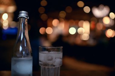  buz ve limon bir restoran zemin üzerine bir bardak taze limonata