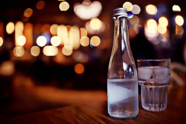  buz ve limon bir restoran zemin üzerine bir bardak taze limonata