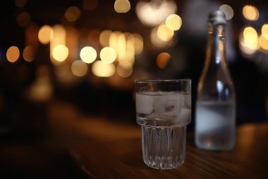 şişe ve bardak soğuk açık su Restoran 