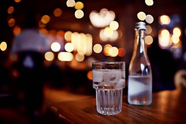 şişe ve bardak soğuk açık su Restoran 