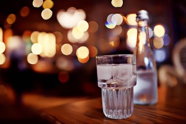 şişe ve bardak soğuk açık su Restoran 