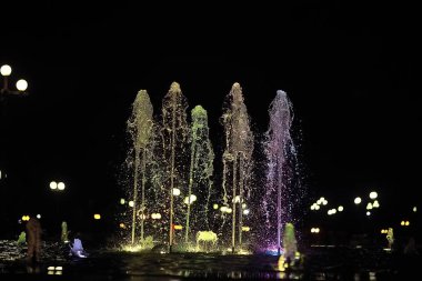 Jetler renkli su bir çeşme, şehrin gece aydınlatma