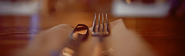 Сервировка Ресторане Вилка Нож Вид Интерьер Ресторана Столом Обслуживаемым Ножом — стоковое фото
