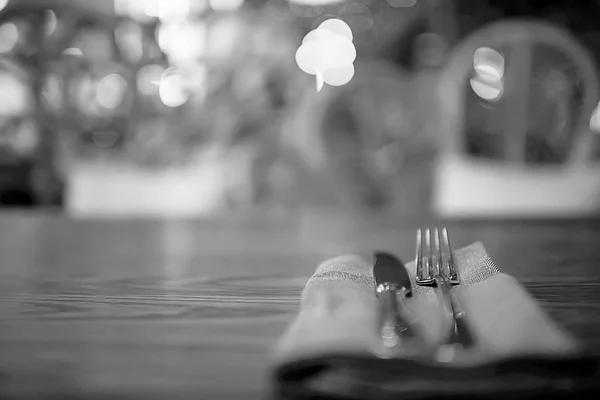 レストラン フォークとナイフでナイフし カフェでテーブルにフォークを提供していますテーブルとレストランのインテリア ビュー — ストック写真