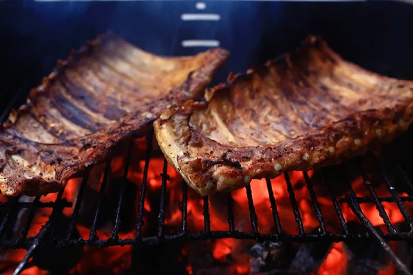 Costillas Cerdo Parrilla Brasas Carne Fresca Cerdo Cocinado Carbón Vegetal —  Fotos de Stock