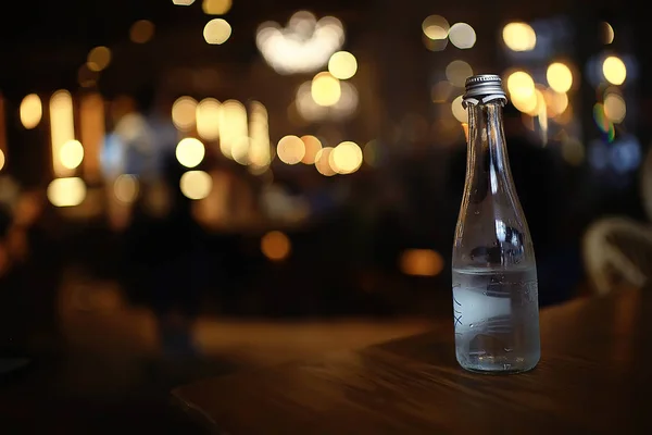 Flaska Mineralvatten Restaurangen — Stockfoto