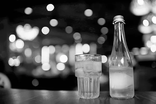 얼음과 레스토랑의 배경에서 유리에 신선한 레모네이드 — 스톡 사진
