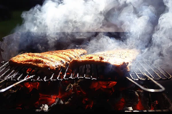 豚肉料理炭グリルで肋骨 新鮮な肉豚肉焼き炭 夏の自家製焼きカルビ食事 — ストック写真