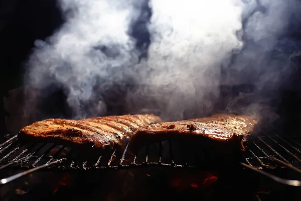 Свиные Ребрышки Гриле Приготовления Угля Свежая Мясная Свинина Приготовленная Древесном — стоковое фото