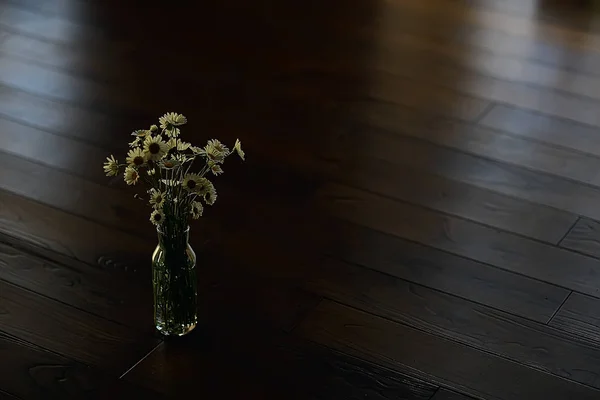 Chamomiles Bir Vazoda Kır Çiçekleri Taze Bahar Buket Buket — Stok fotoğraf