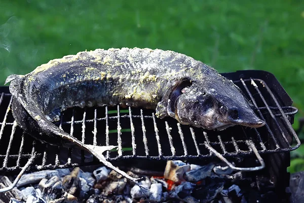 Wędzone Ryby Gotowane Grill Sterleta Dymu — Zdjęcie stockowe