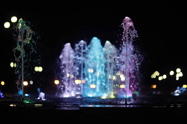 Getti Acqua Colorata Una Fontana Illuminazione Notturna Città — Foto Stock