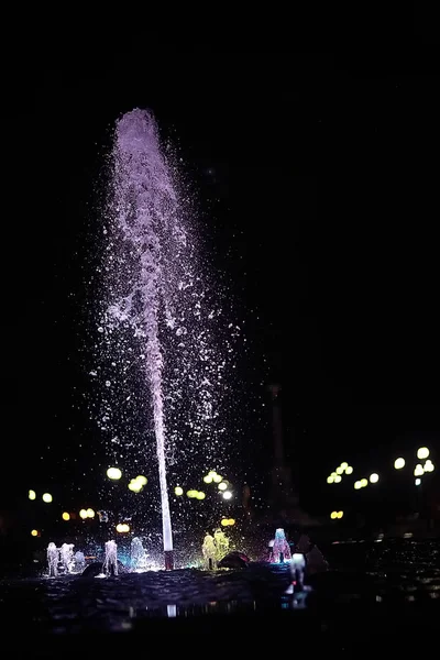 Strålar Färgade Vattnet Fontän Natt Belysning Staden — Stockfoto