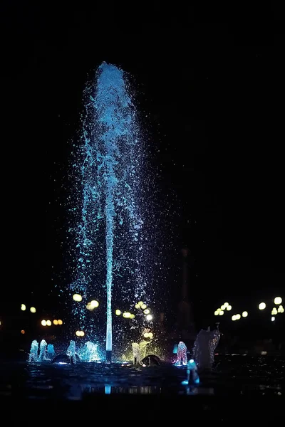 Farbige Wasserstrahlen Einem Springbrunnen Nächtliche Beleuchtung Der Stadt — Stockfoto