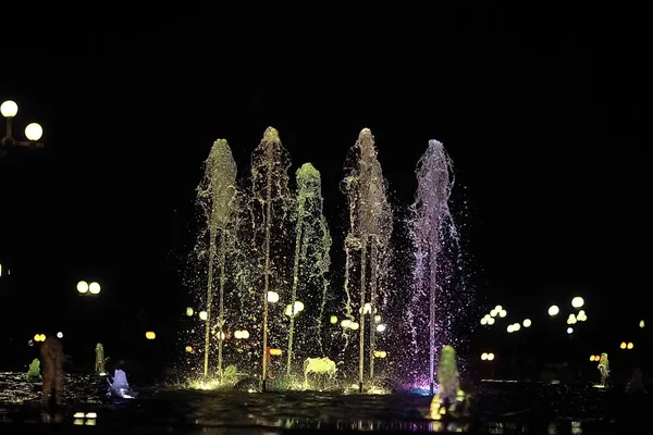 Getti Acqua Colorata Una Fontana Illuminazione Notturna Città — Foto Stock