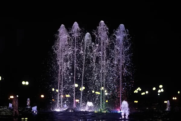 Jatos Água Colorida Uma Fonte Iluminação Noturna Cidade — Fotografia de Stock