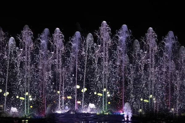 Farbige Wasserstrahlen Einem Springbrunnen Nächtliche Beleuchtung Der Stadt — Stockfoto