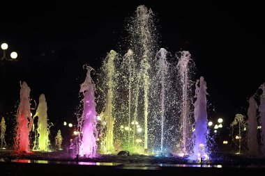 Jetler renkli su bir çeşme, şehrin gece aydınlatma
