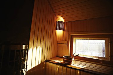 Sauna, ahşap iç banyolar, Ahşap banklar ve sauna, spa karmaşık Otelde şezlong aksesuarlar
